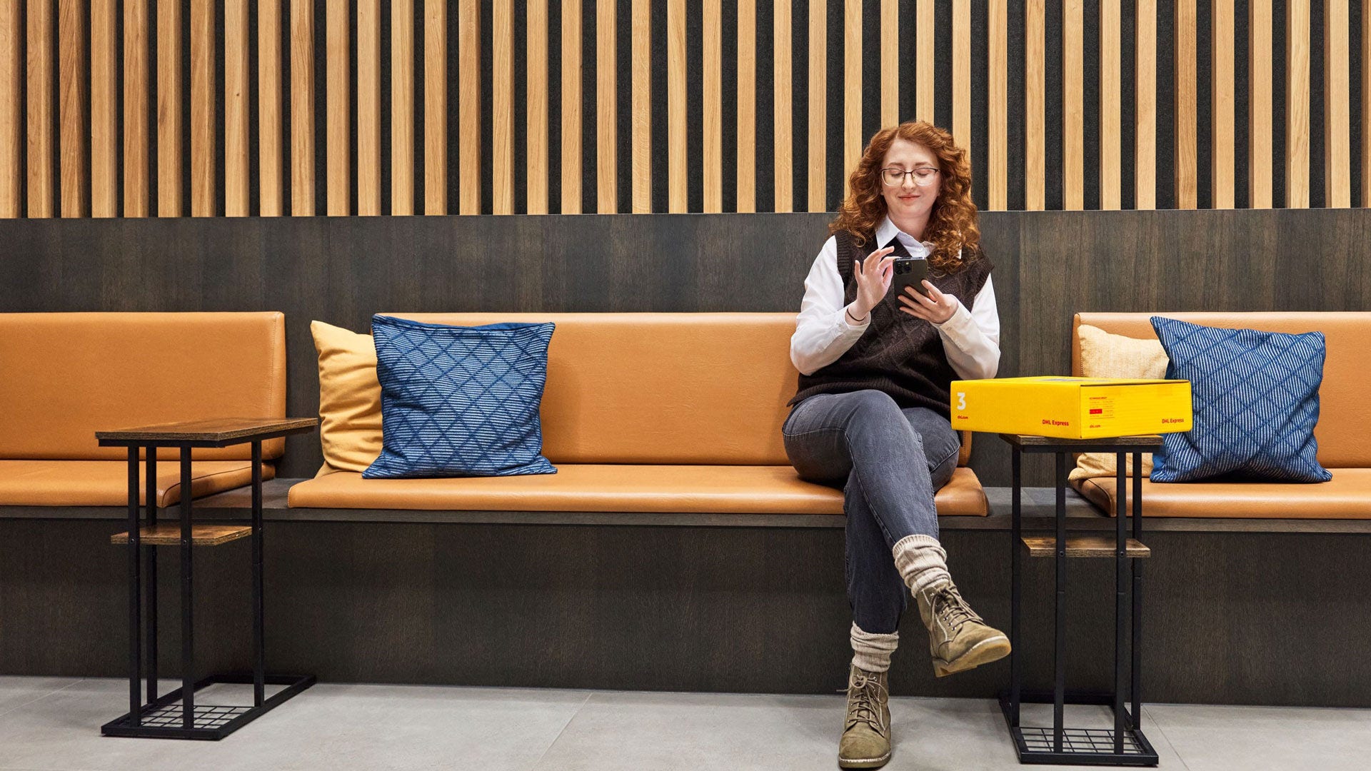 Kundin mit Smartphone