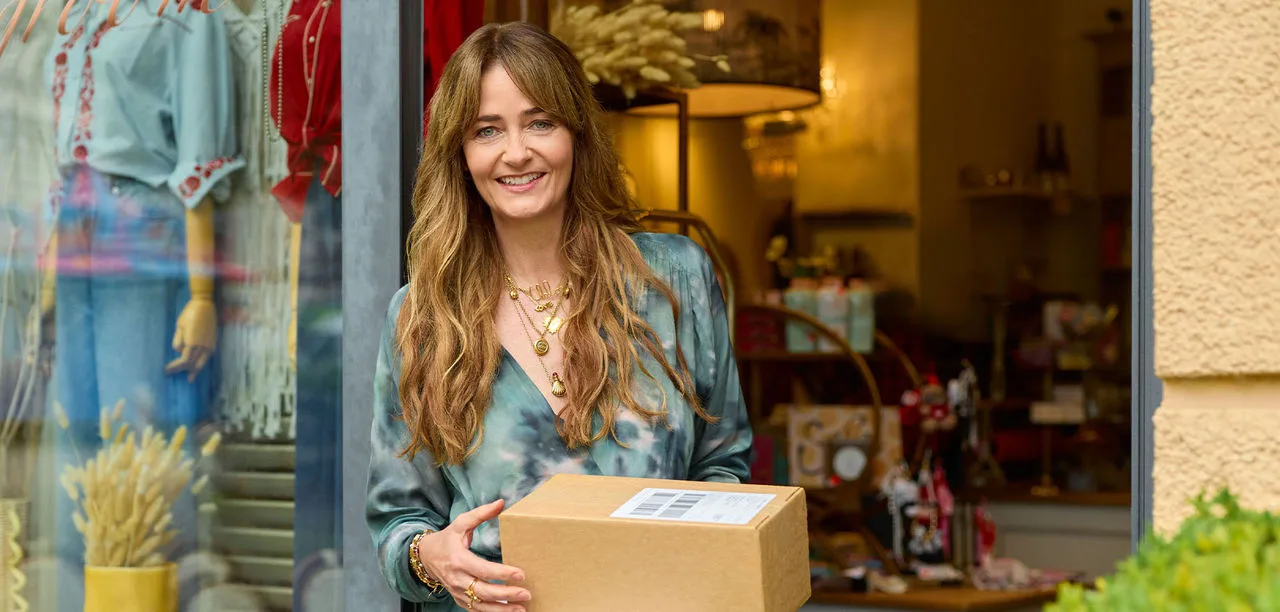 vrouw met een glimlach in pakketten