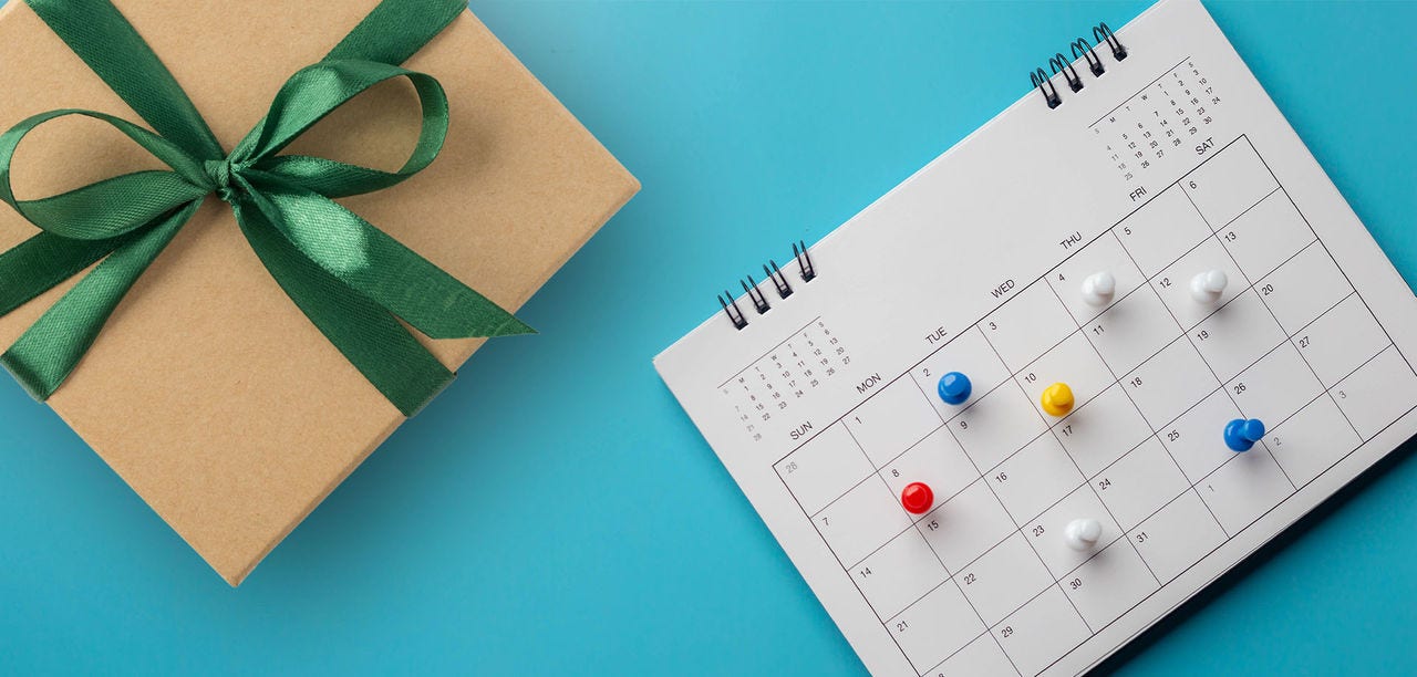 parcela con cinta verde y calendario