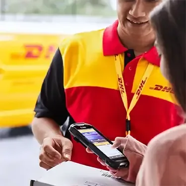 Coursier DHL traitant le colis