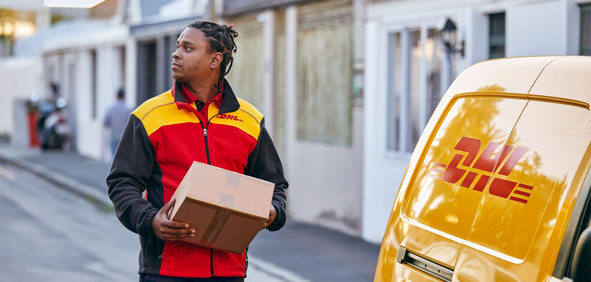 Coursier DHL traitant le colis
