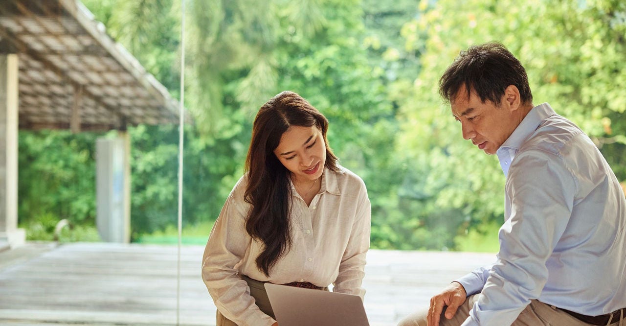 two e-commerce business owners discussing logistics solutions