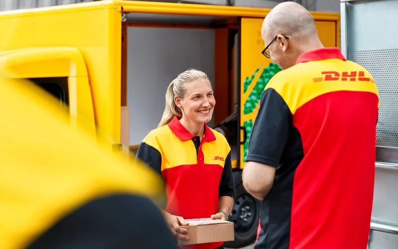 dhl express staff making a delivery in australia while leveraging trucks fueled with bio-lng