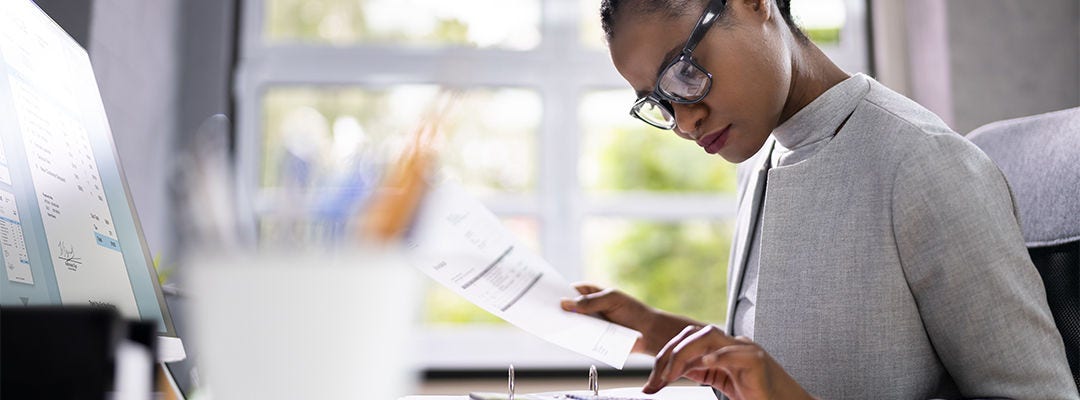 Comptable ou auditeur afro-américain avec calculatrice