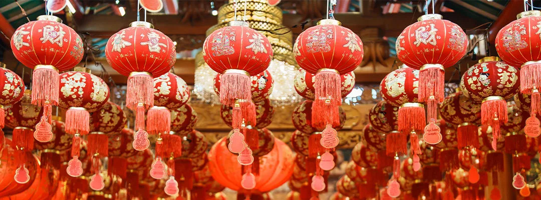 Lanternes rouges chinoises au temple, joyeuse fête du Nouvel An lunaire.