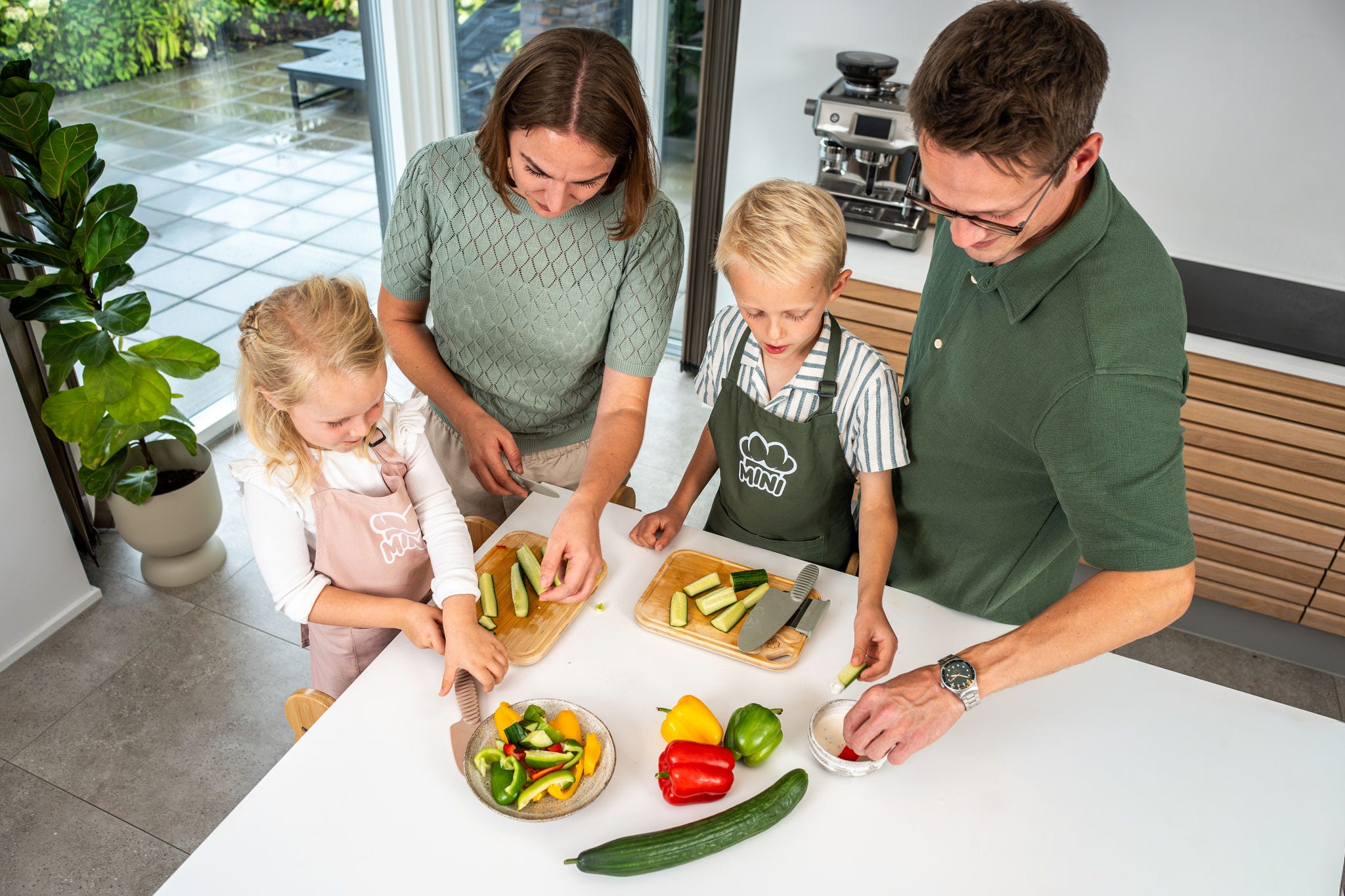 Mini Family ved køkkenbordet