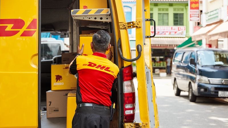 nhân viên DHL Express Việt Nam sắp xếp bưu phẩm trong xe tải DHL Express