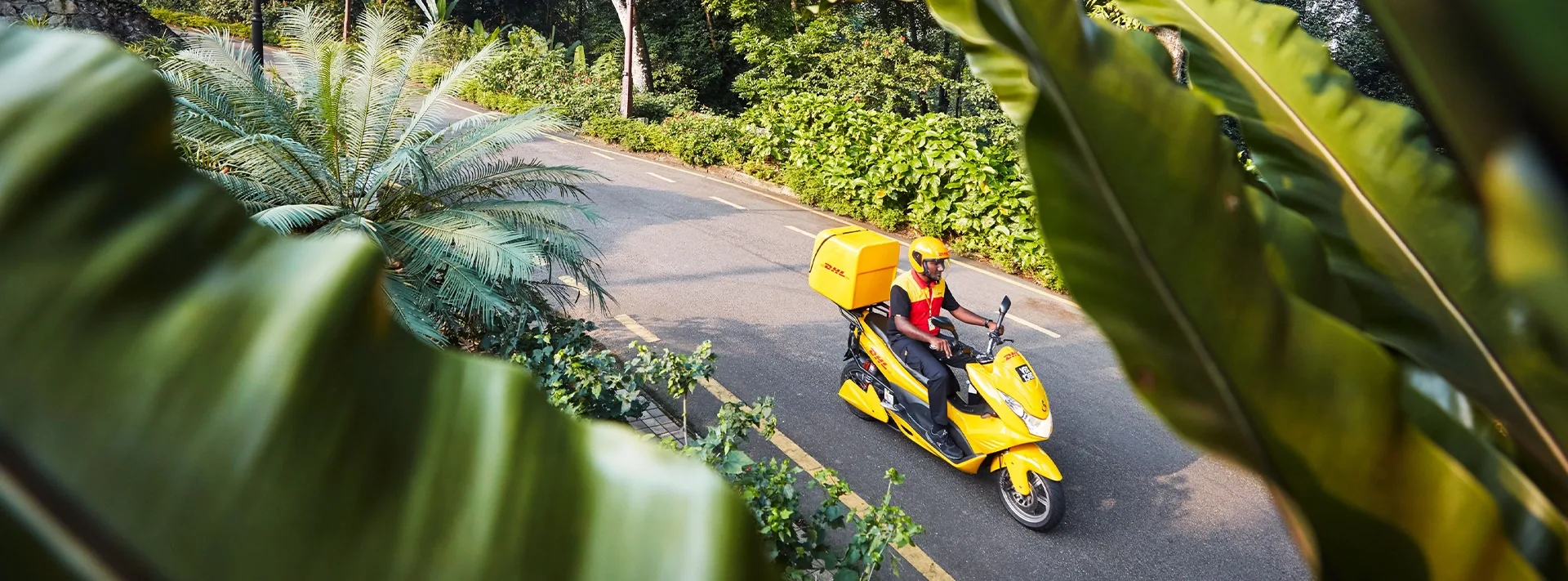 Un coursier DHL à moto