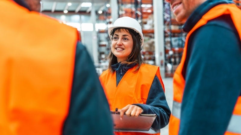 Inline Static ( 800x450)  - Coworkers talking all wearing working clothes