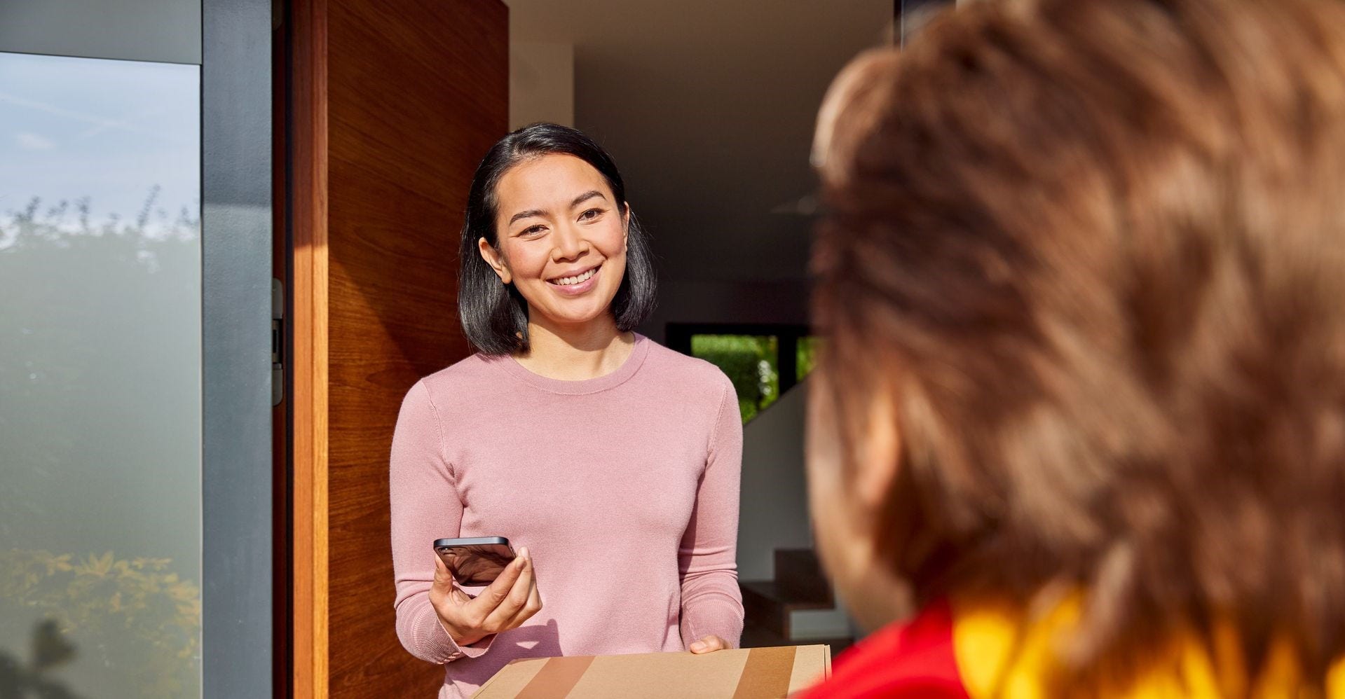 customer returning a parcel to a dhl express courier