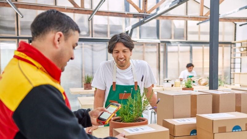 Karyawan DHL memastikan kepatuhan untuk menghitung bea masuk yang akurat