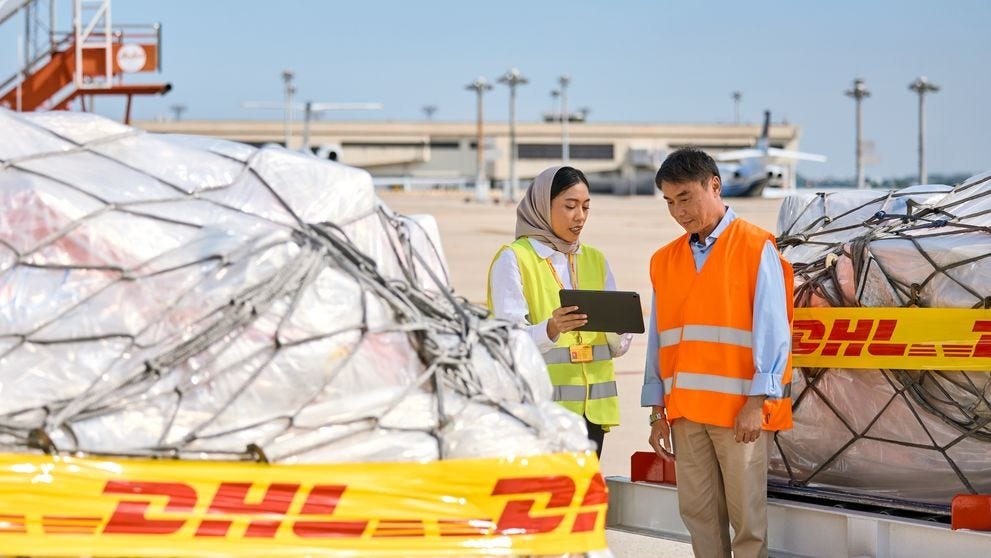 Karyawan DHL yang bekerja dalam mengekspor produk ke Vietnam