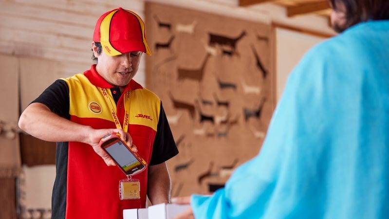 nhân viên DHL nhận bưu kiện để chuyển ra nước ngoài