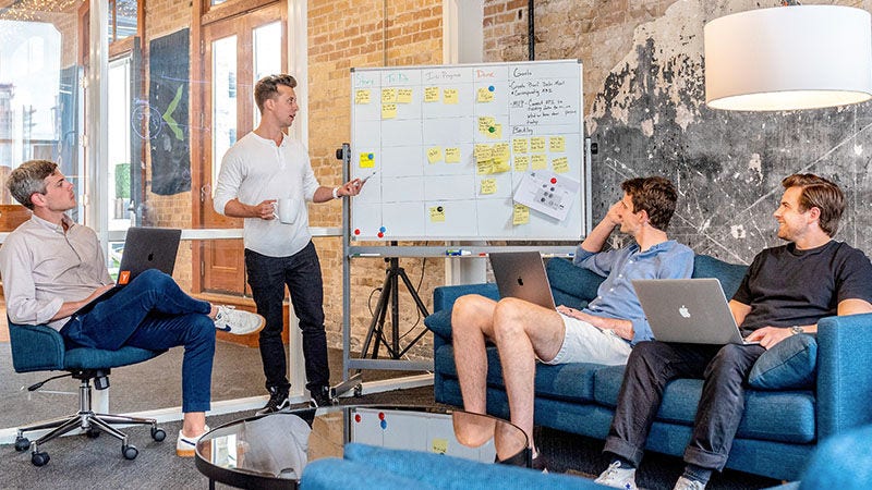 En mand, der holder en præsentation for en anden person