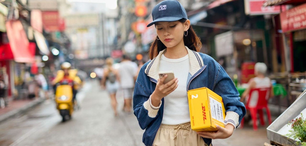 オンラインショップでファッション関連商品を購入した女性