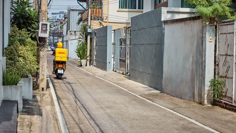 DHL’s international logistics team member delivering parcels