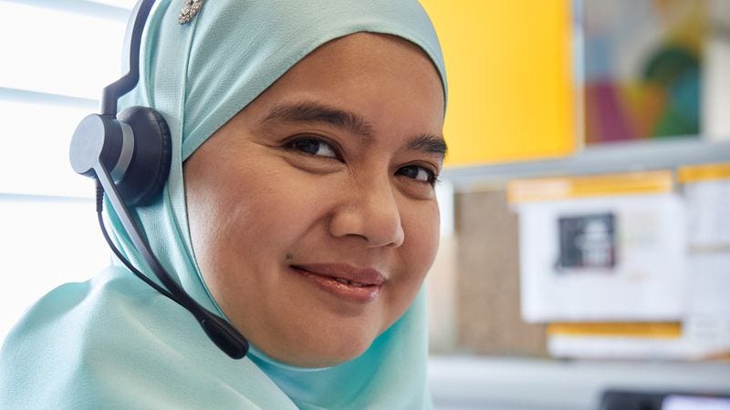 <p>Menangkap pasar e-commerce tidak hanya berhenti pada menawarkan produk Anda di pasar online atau platform media sosial. Merek fesyen sederhana yang ingin melangkah lebih jauh dan menonjol dari persaingan perlu mendukung upaya e-commerce mereka dengan&nbsp;logistik yang andal dan dapat dipercaya serta pengiriman jarak jauh untuk benar-benar menangkap loyalitas merek pelanggan.</p><p><a href="https://www.dhl.com/discover/en-id">DHL Express Indonesia</a>&nbsp;menawarkan berbagai fitur untuk meningkatkan pengalaman berbelanja online bagi penjual dan pembeli, seperti fasilitasi bea cukai, visibilitas pelacakan end-to-end, dan opsi untuk pengiriman yang sensitif terhadap waktu. Bisnis yang ingin tetap kompetitif juga dapat memilih add-on seperti pengiriman khusus dan hari Sabtu, perlindungan nilai pengiriman untuk pesanan bernilai tinggi, dan persiapan pengiriman untuk mengelola volume pesanan dengan lebih baik selama waktu penjualan puncak.</p><p>Buka akun&nbsp;<a href="https://www.dhl.com/discover/en-id/ship-now">bisnis DHL Express</a> hari ini untuk mengetahui bagaimana kami dapat membantu bisnis pakaian sederhana Anda tumbuh bahkan dalam lanskap pasar yang kompetitif, atau jelajahi lebih banyak saran e-commerce, seperti&nbsp;<a href="https://www.dhl.com/discover/en-id/e-commerce-advice/e-commerce-best-practice/how-to-succeed-at-omnichannel-retail">bagaimana Anda dapat sukses di ritel omnichannel</a>.</p>
