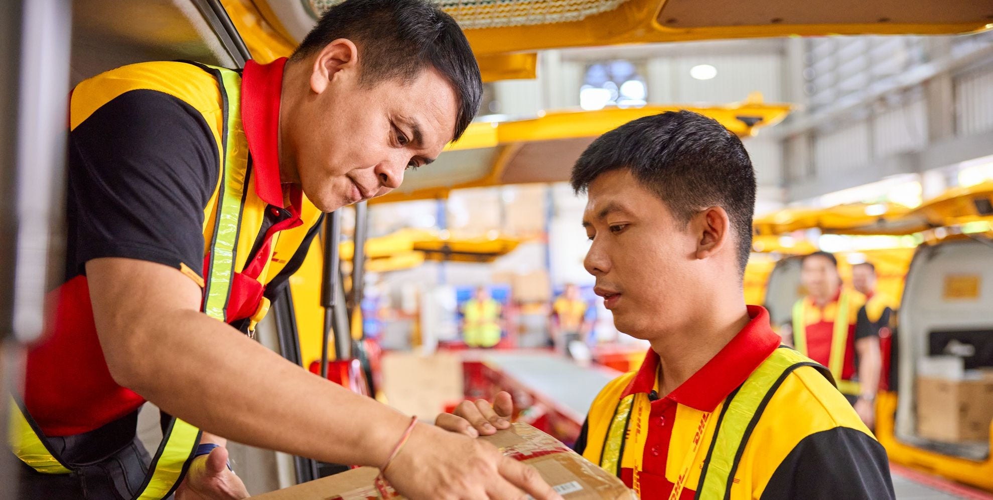Karyawan DHL menangani impor dari Timur Tengah