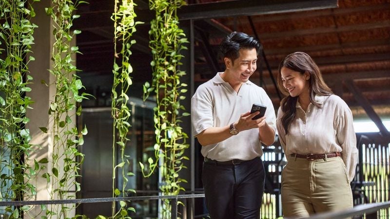 Happy business owners after finding a reliable logistics partner