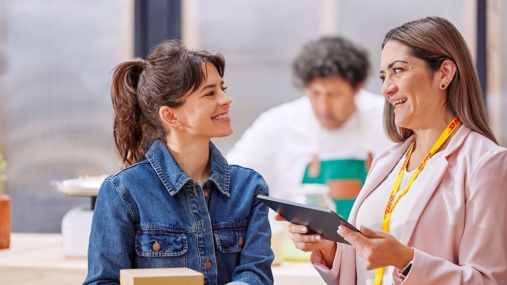 Australian creator discussing with a DHL Express expert on how to best grow her business internationally.