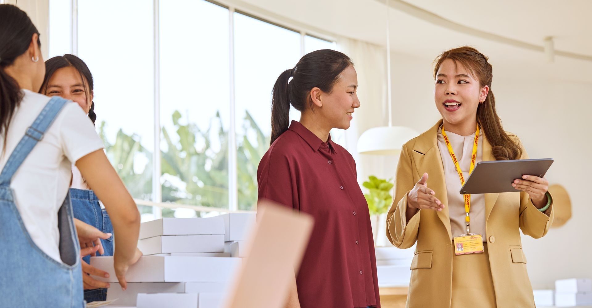 dhl expert talking to a female shop owner about mydhl+ shipping solutions