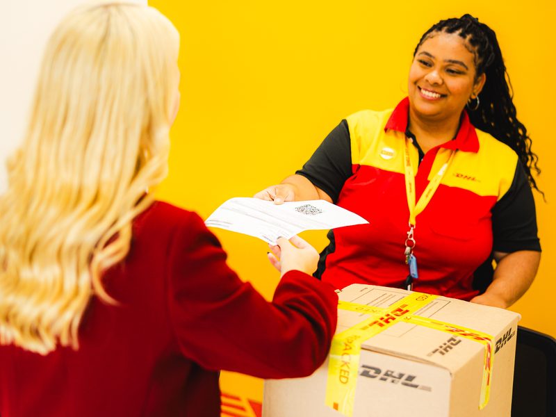 Cliente entregando a encomenda no balcão da Loja DHL