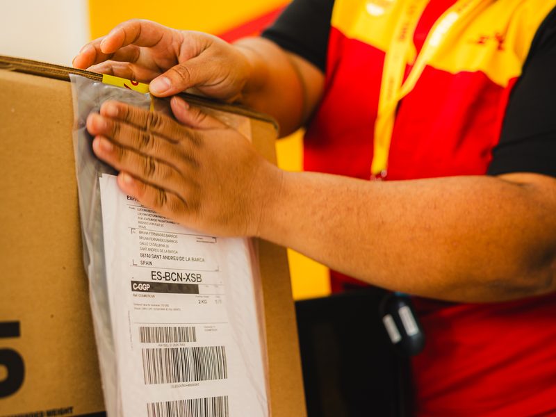 Atendente colando a etiqueta de envio na caixa
