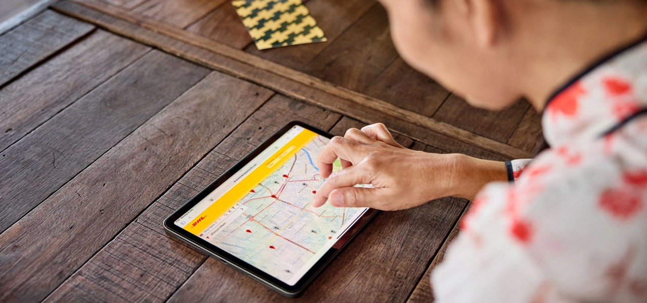 用户使用平板查看 DHL 物流定位地图