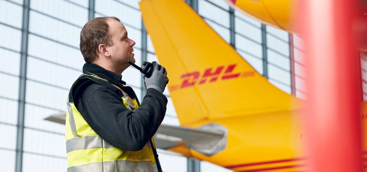 DHL 机库内员工使用对讲机指挥作业。