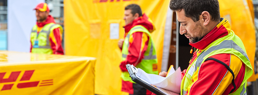 DHL medarbejder med papirer i hånden