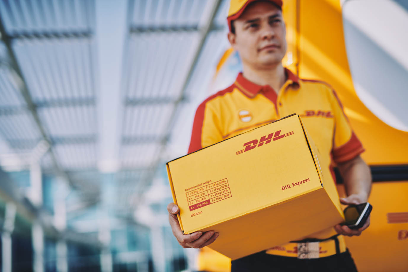 Переслав германия. Водитель курьер DHL. DHL Express автоматизация. DHL Германия. Партнеры компании DHL Express.