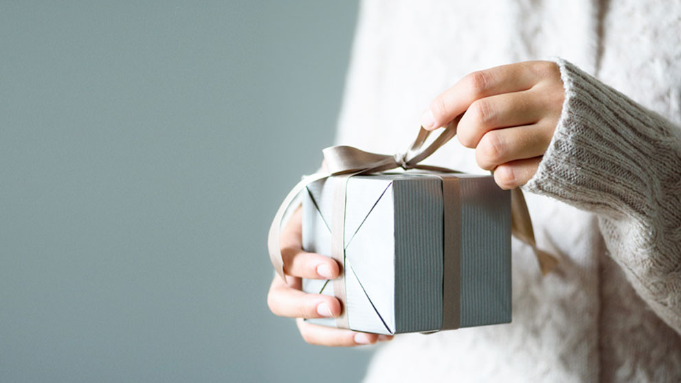 hand unwrapping present