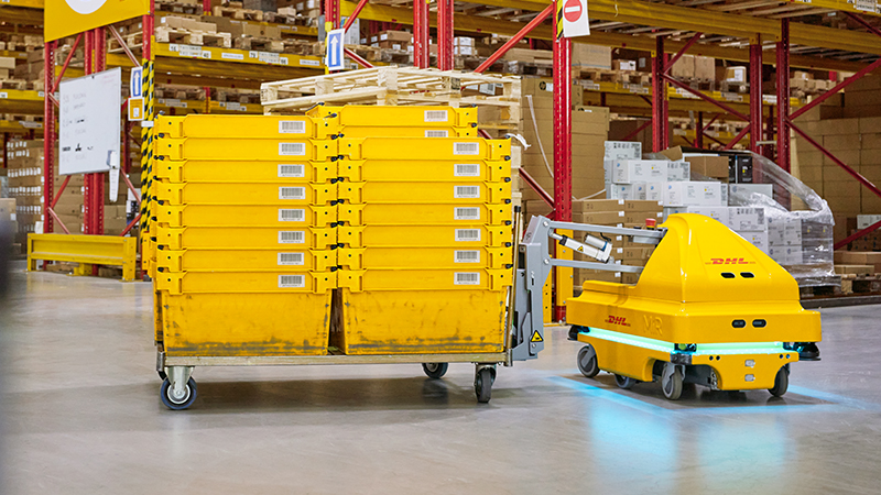 robot packing yellow pallets