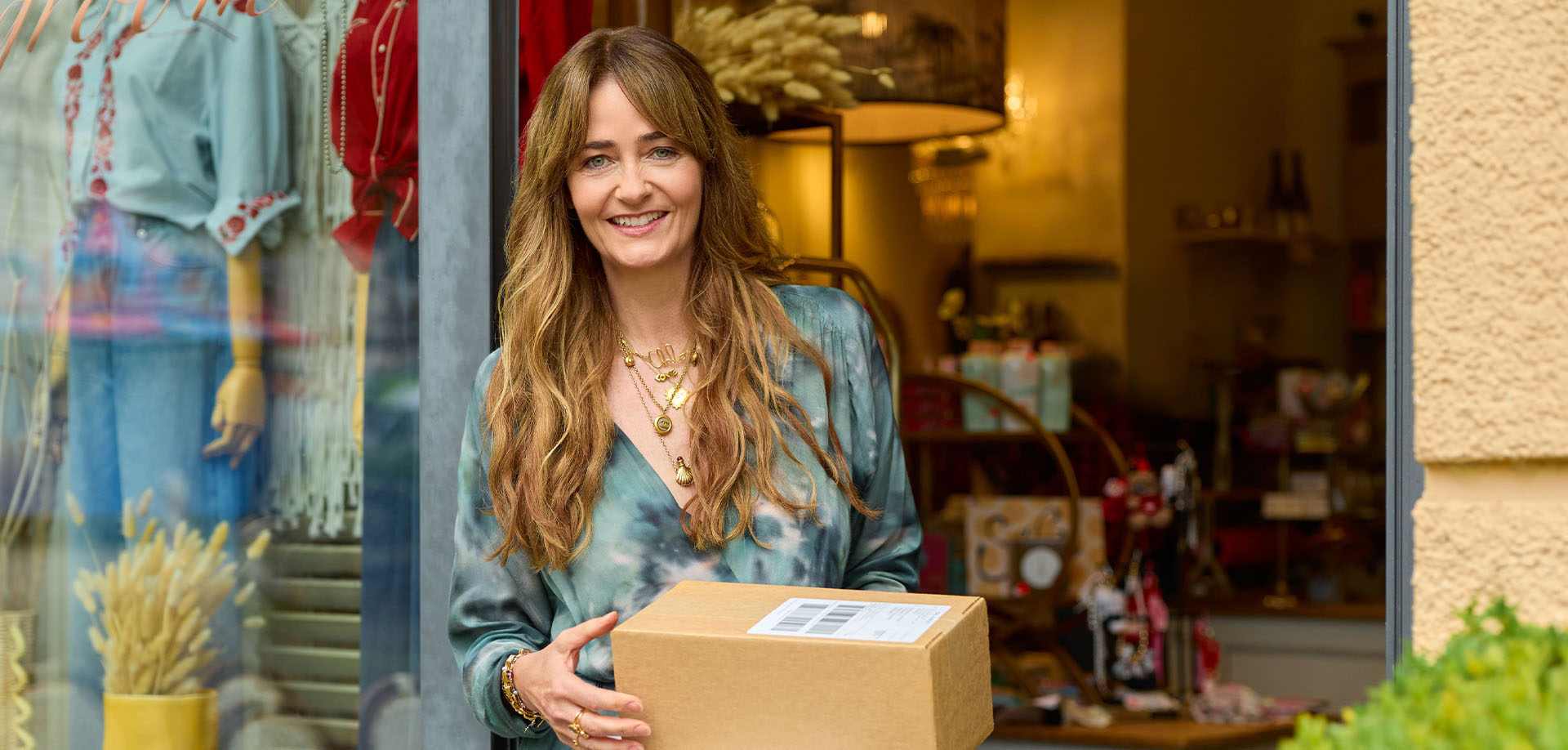 femme tenant des colis en souriant