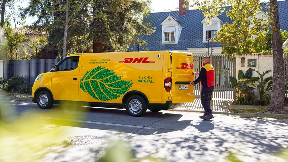 DHL Express速遞員為巴基斯坦網上購物平台派送商品