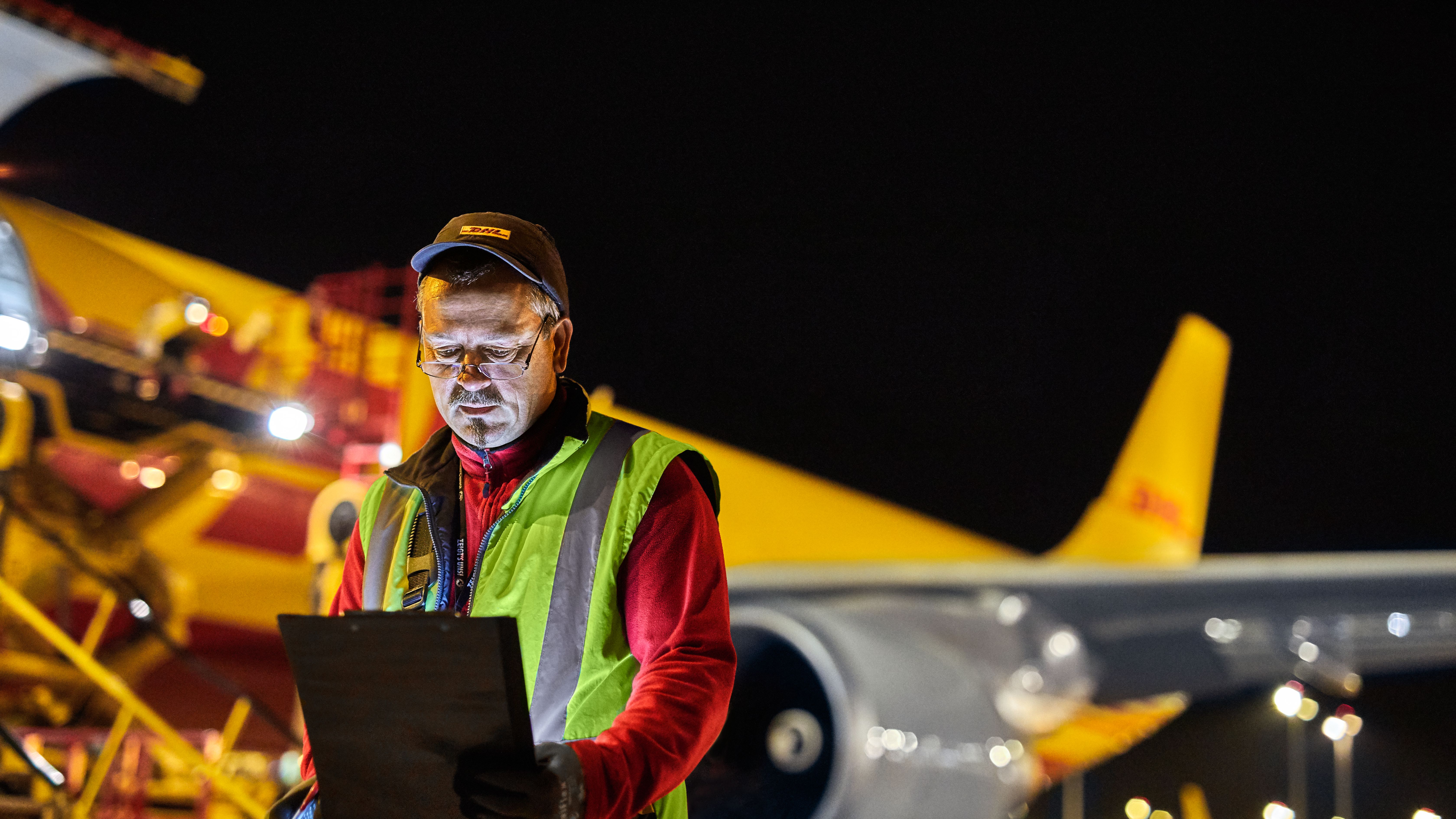 停機坪上的 DHL Express 工作人員