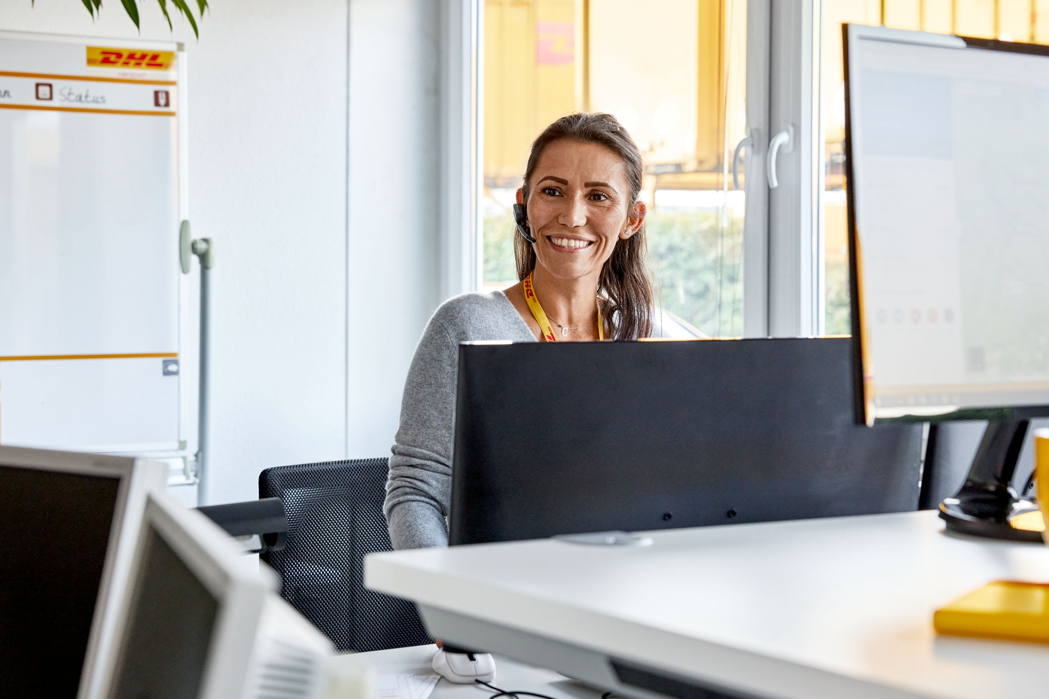 Call DHL Express India