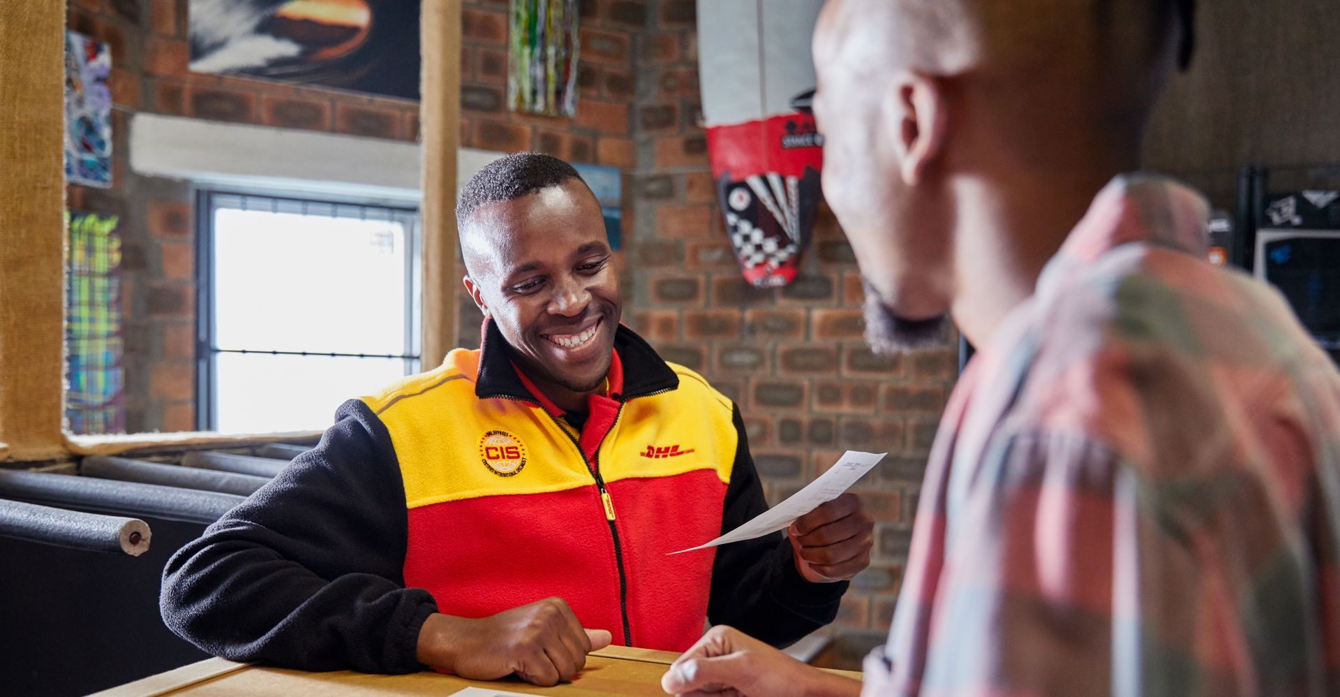 Pemilik bisnis dan karyawan DHL di AS membahas dokumen impor untuk bea cukai Indonesia