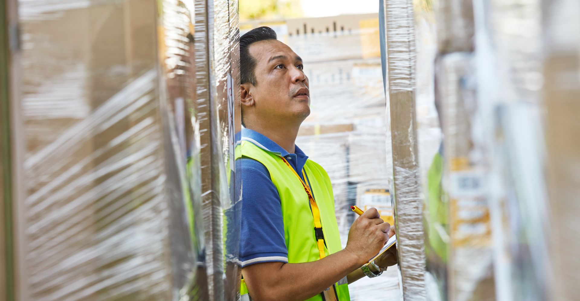 Pemeriksaan bea cukai oleh DHL Indonesia