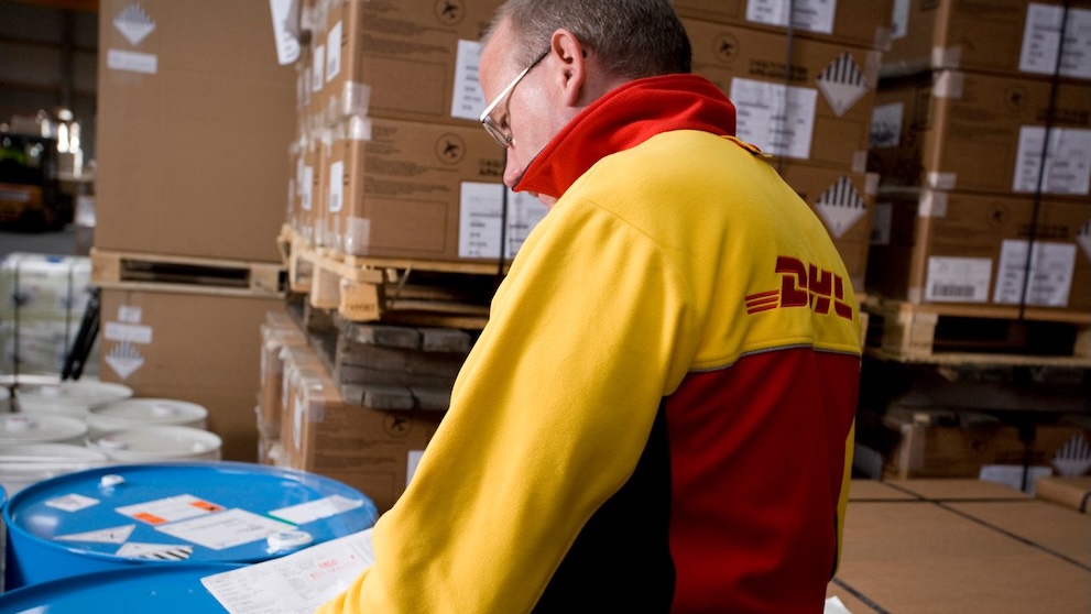 Karyawan DHL memeriksa bea cukai
