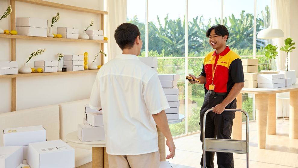 Karyawan DHL mengirimkan produk yang diimpor dari Eropa ke bisnis di Indonesia