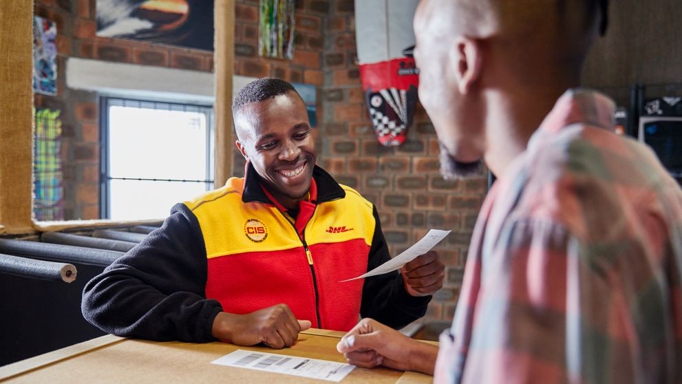Pemilik bisnis dan karyawan DHL di AS membahas dokumen impor untuk bea cukai Indonesia