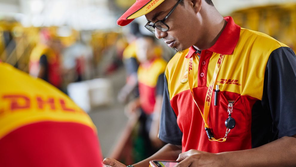 Staf DHL Express Logistics memeriksa persyaratan sertifikasi halal