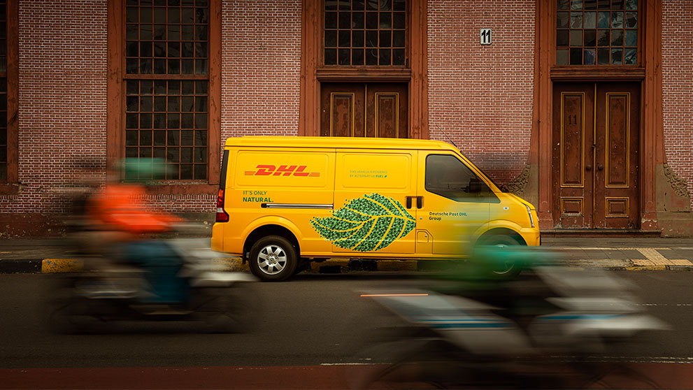 Van pengiriman DHL yang menampilkan keberlanjutan kendaraan listrik di industri logistik
