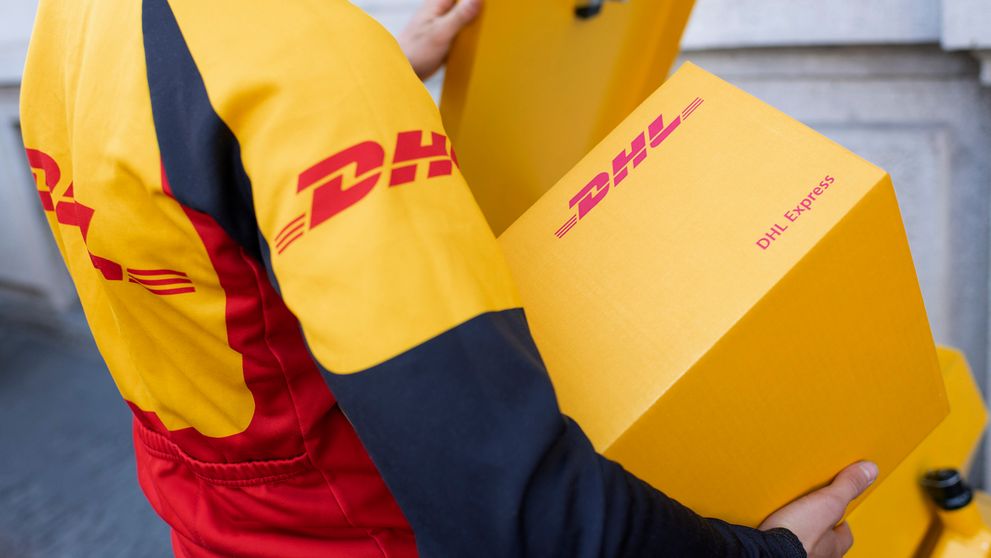 Kurir DHL Express yang membawa paket untuk pengiriman jarak jauh