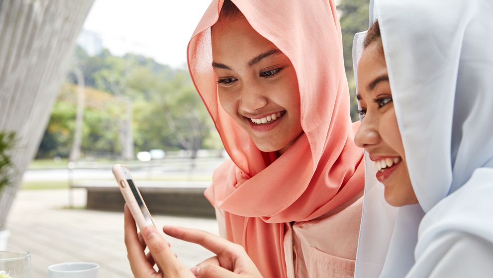 Perempuan di Indonesia Menggunakan Ponsel