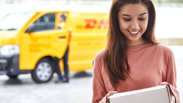 customer receiving dhl package