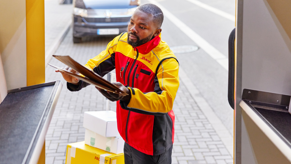 /content/dam/kenya/shipping-with-dhl/exporting-with-dhl/How DHL Express Makes Export Documentation Easy.png