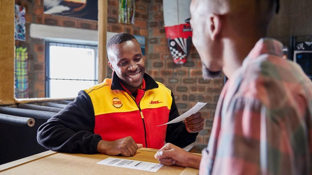 /content/dam/kenya/shipping-with-dhl/services/What Sets DHL Express Apart.jpg
