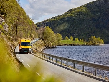 Vista aérea de la furgoneta DHL en una carretera